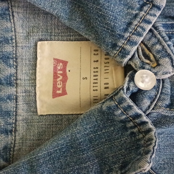 Vintage LEVI'S Sleeveless Denim Shirt - Picture 6 of 7